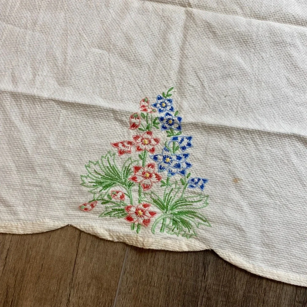 Vintage Hand Embroidered Floral Tea Towels Set of 2 Scalloped Edge Cream